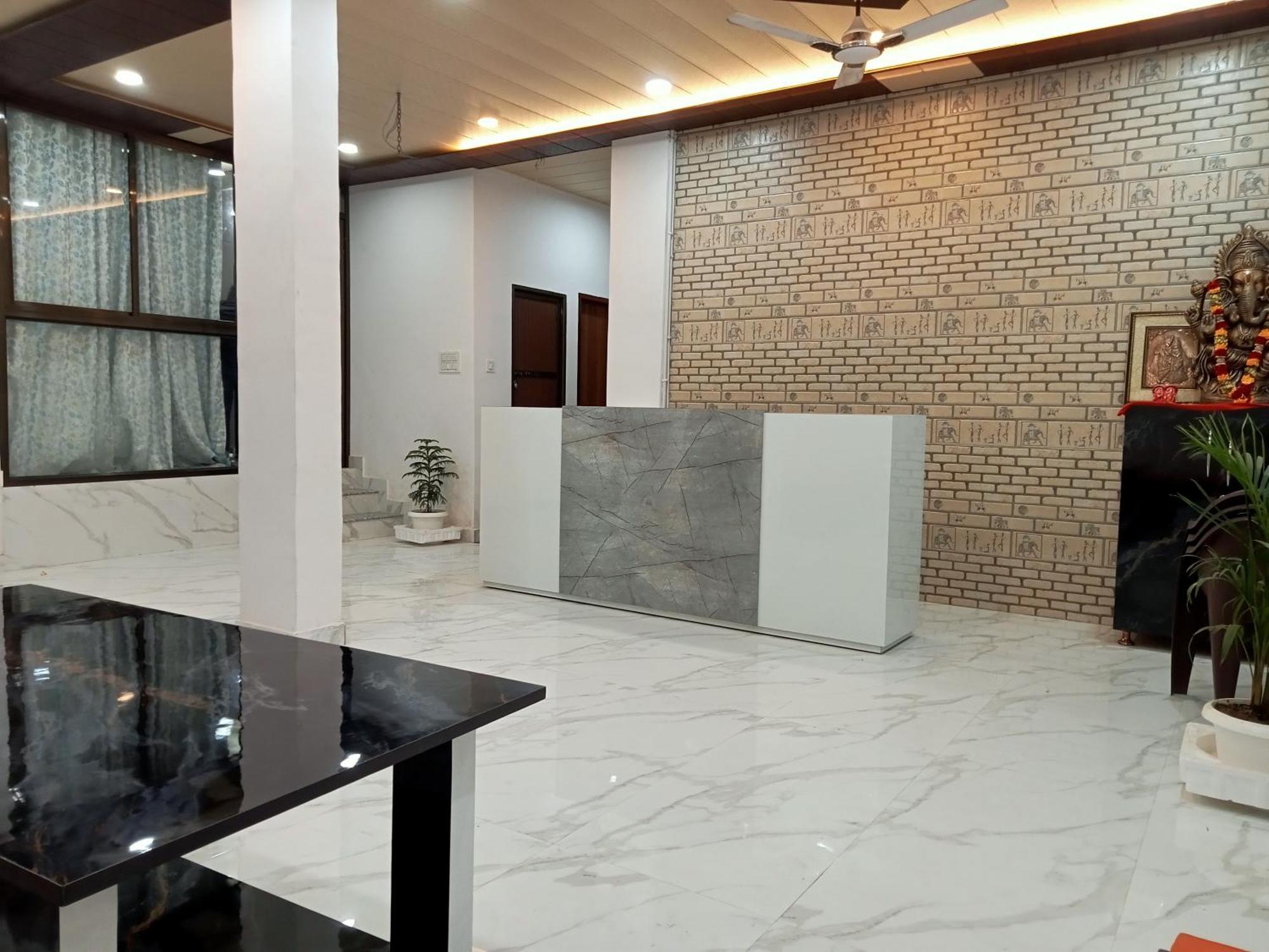 5 Petals Hotel Varanasi Exterior photo